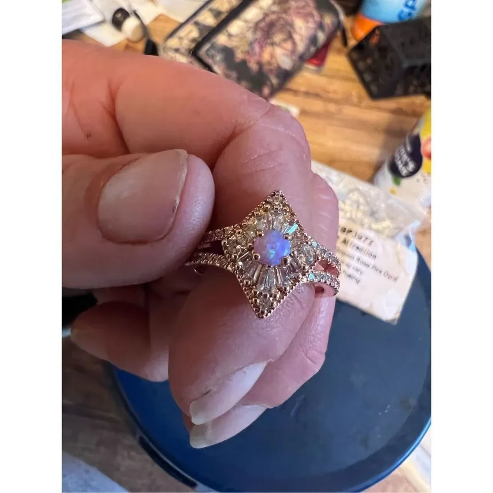 Woman's size 8 ring - Picture 4 of 6